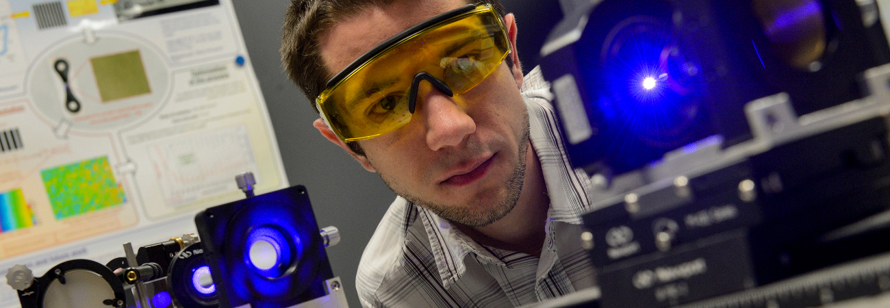 Visuel présentant un chercheur travaillant avec un laser