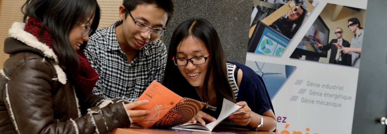Etudiants asiatiques en train de lire une plaquette